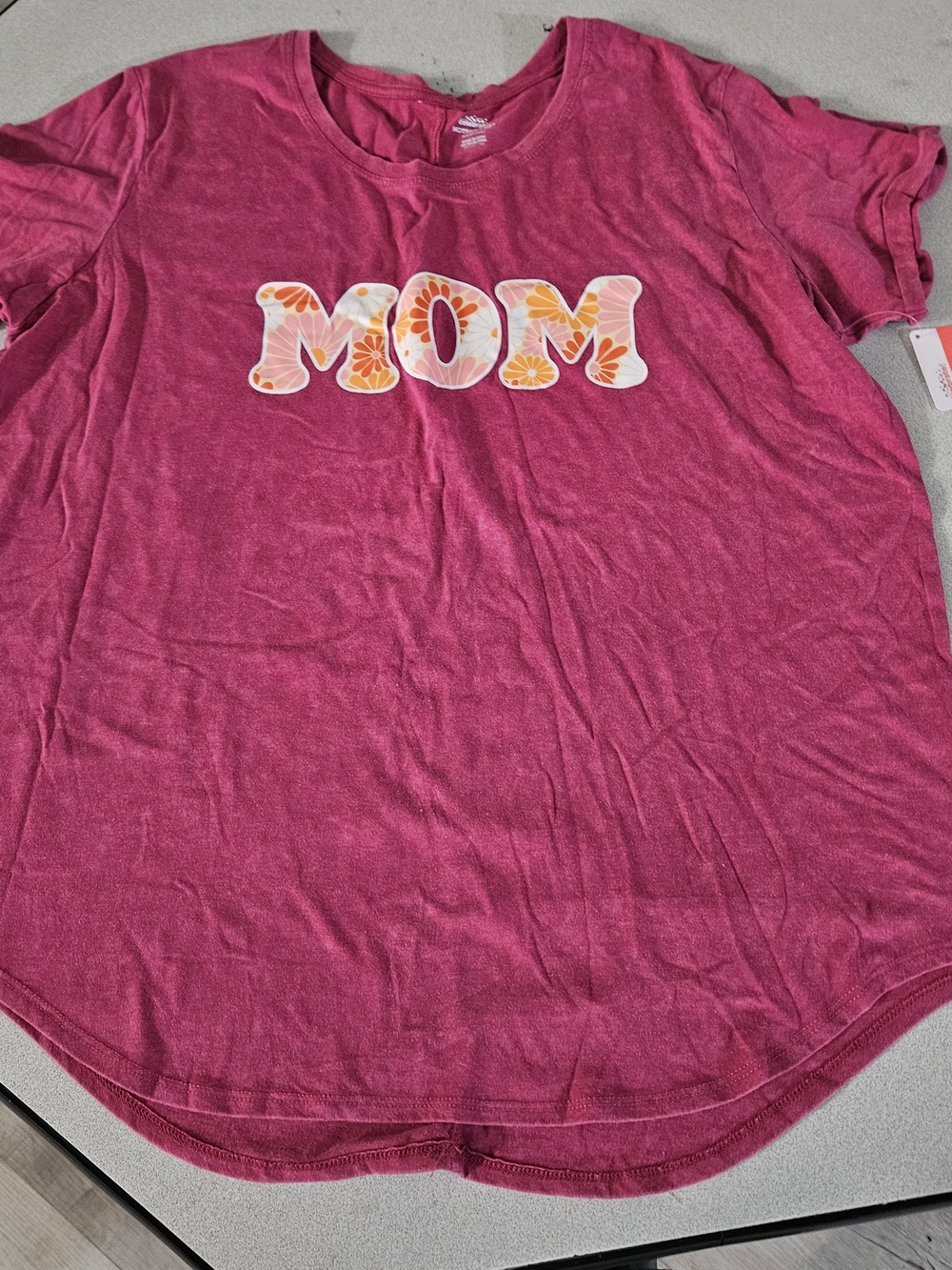 Casual women's short-sleeve tee with a bold 'MOM' floral graphic.